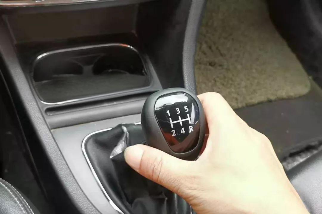 科三起步怎么做到不熄火不溜车？